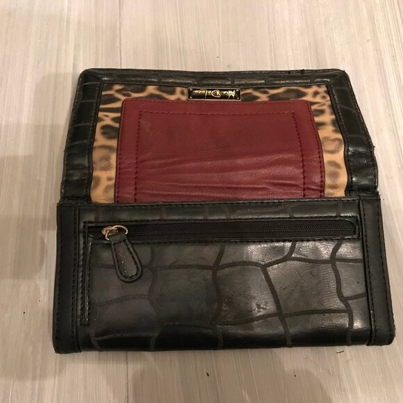 Mia DeLuca Ladies Black Wallet $5.00 AS AN ADD ON - Picture 4 of 5